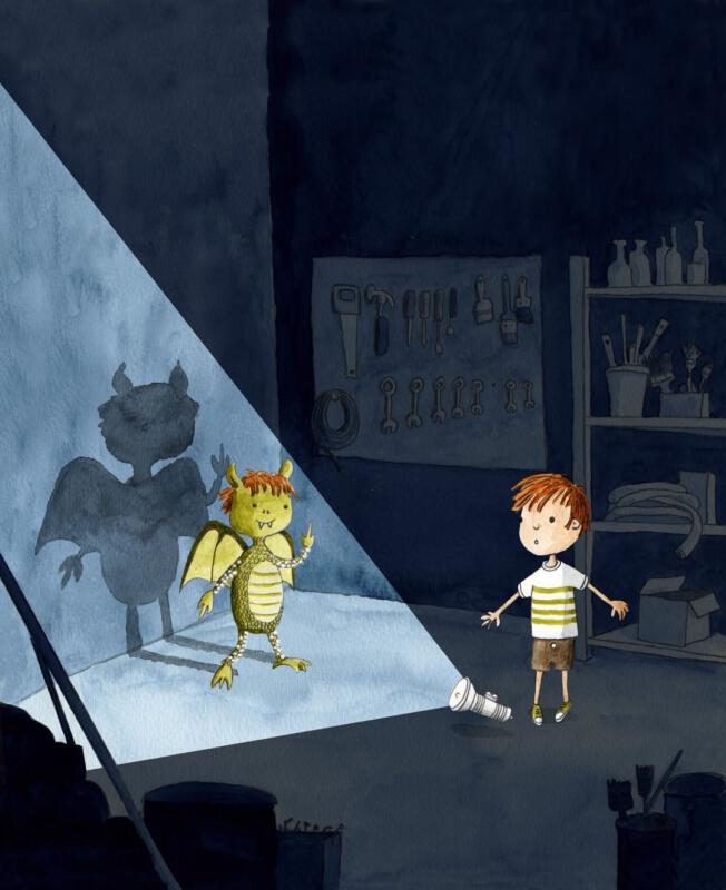 En liten pojke möter en liten drake i ett mörkt rum. Pojken blir så överraskad att han tappar sin ficklampa.