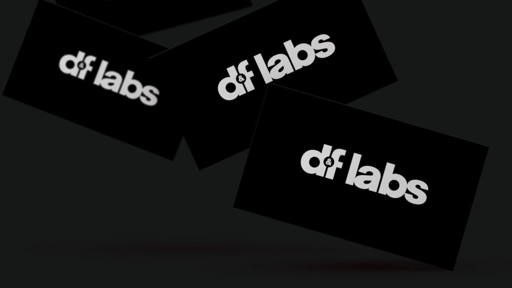 Bild av den färdigdesignade logotypen för DnF Labs applicerad på visitkort.