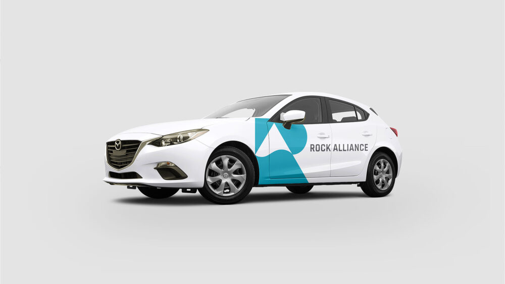 Logotypen för Rock Alliance applicerad på en bil.