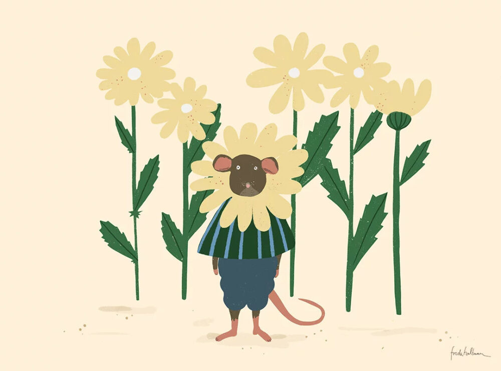 En barnslig illustration med en söt mus som klätt ut sig till en gul blomma.