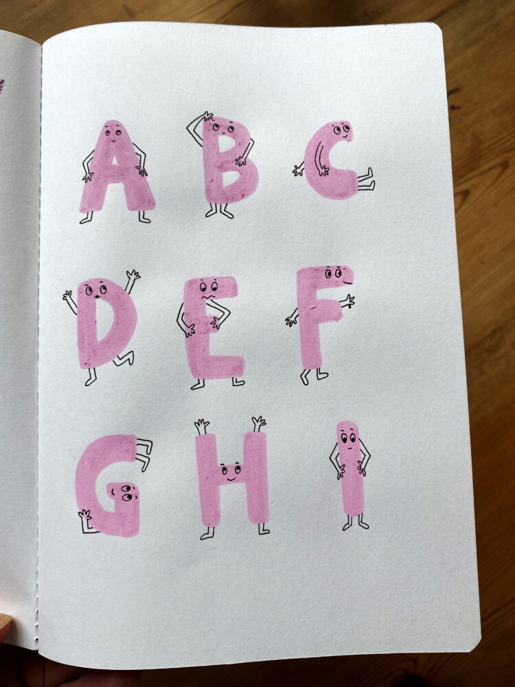 originalskisser från boken, rosa bokstäver med små armar, ben och ansikten 