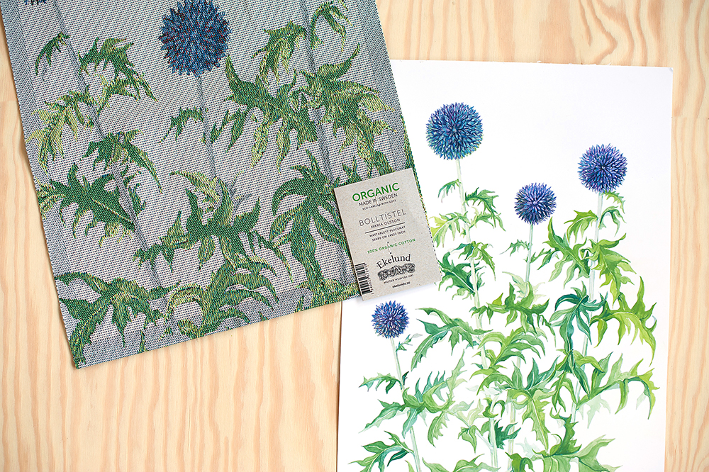Bilden visar en vävd handduk och en illustration av växten blå bolltistel.