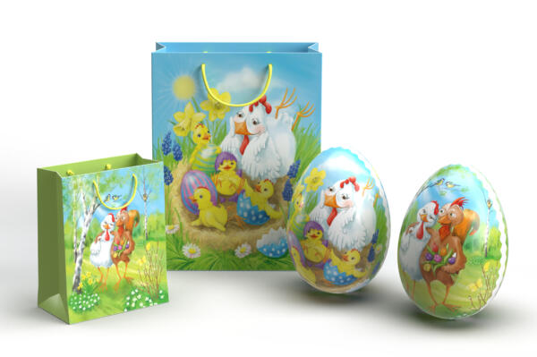 Två papperspåsar och två påskägg med färgglad påskmotiv som föreställer hönor, tupp och kycklingar.