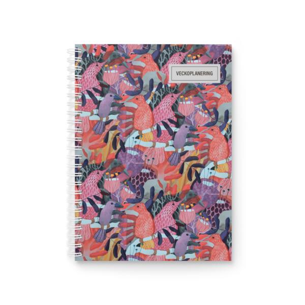 Bok med mönster bestående av fåglar och blommor och blad i rosa, lila, svart, orange.