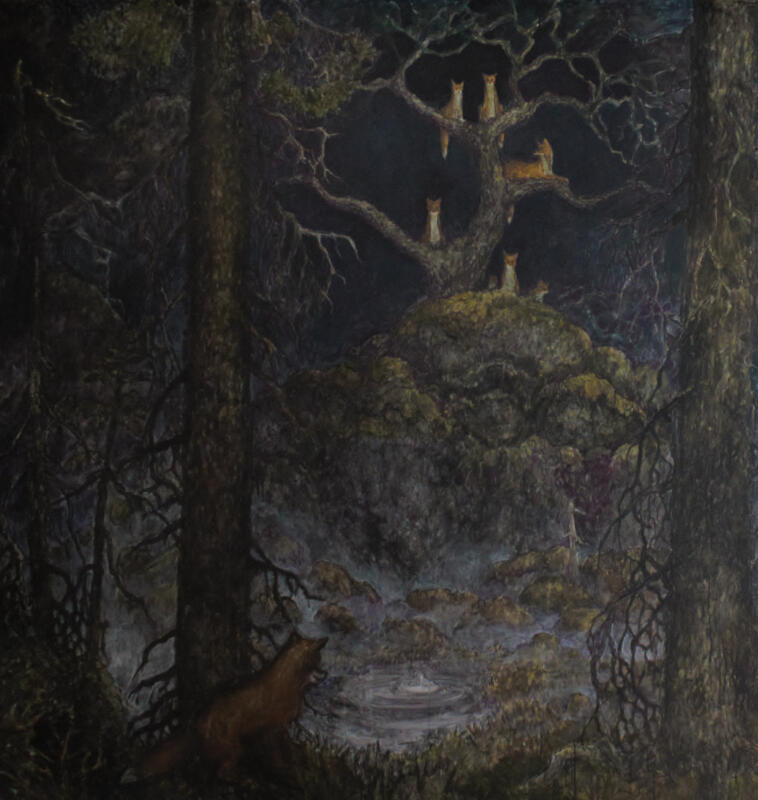 Rödräv betraktar ett ansikte som är synligt i den speglande tjärnen, i dimman. Ett skogslandskap med mossbelupna stenar tornar upp sig, och en ek, i vilkens grenverk sitta sju rävar. Detta är en del av en större muralmålning