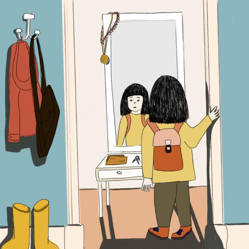 Illustration av flicka påväg in, hon står i hallen och ser sin bild i spegeln. Bild ur bilderbok. 