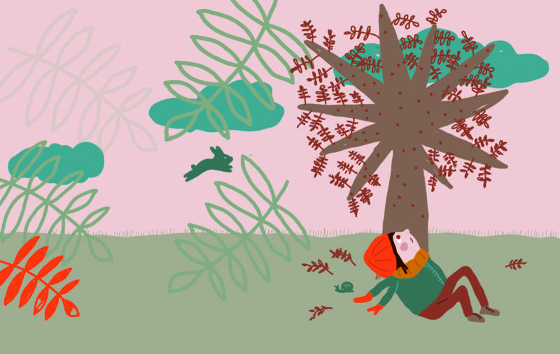 Barnet sitter på marken vid ett träd. Noa har röd mössa och vantar på sig. Löven virvlar i luften. En kanin hoppar i bakgrunden.