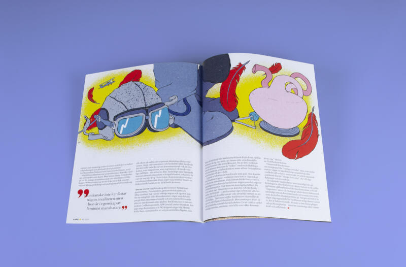 Illustration i halvuppslag till tidskriften Expos temanummer Batikhäxor. En pilotmössa, ett par läderstövlar och en keramisk kanna på en drejskiva omges av röda fjädrar.