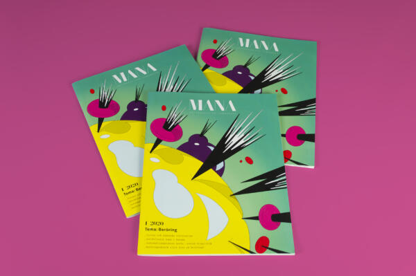 Foto av tre exemplar av tidskriften Mana med tema Beröring. Tre tidskrifter ligger på en rosa bakgrund.