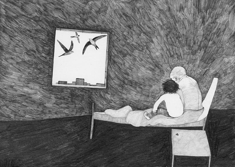 Illustrerat uppslag i boken Mitt fönster mot rymden. En svartvit detaljerad blyertsteckning som visar ett barn och en förälder som sitter nära varandra i en sjukhussäng. De tittar mot fönstret och utanför är himlen ljus och tornsvalor flyger över staden. 