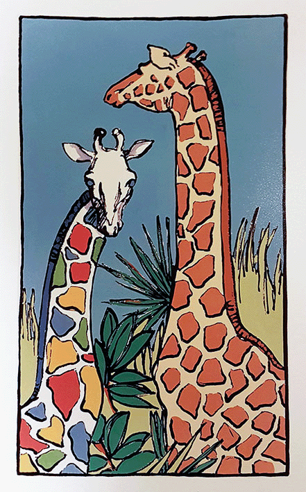 Två giraffer, en med extra färgglad teckning. 