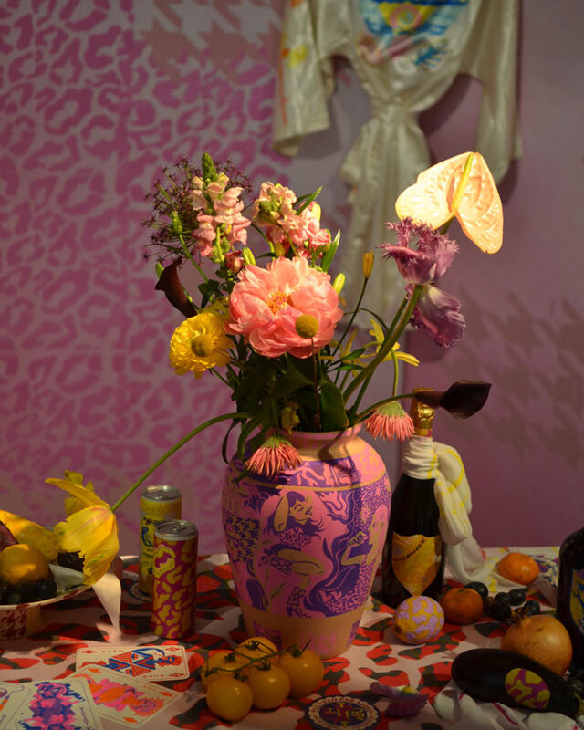 Ett modern barockt stilleben med vas blommor frukter keramik. Leopardmönster print leopard 