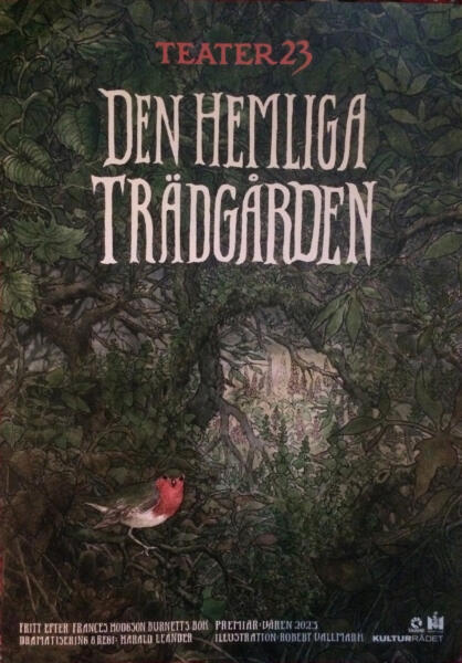 Rödhake fixerar betraktaren från lövverket, en lockande trädgård skymtar i den tunnel som bildas av lövmassan. Motivet är utfört med tusch och akvarell, och är baserat på Frances Hodgson Burnetts bok, "Den hemliga trädgården".