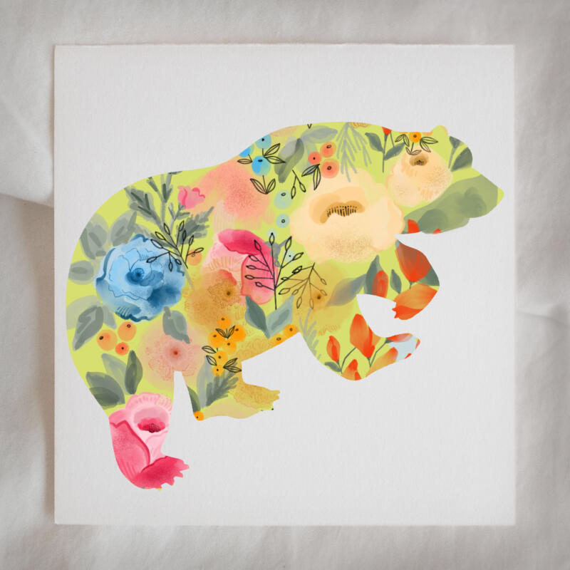 Akvarell av gullig björn med blommigt mönster