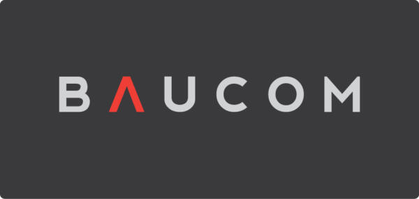 logotyp Baucom, grå text mot mörk botten, där A:et är rött och bildar en pil uppåt.