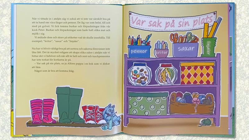 Ett uppslag i barnboken Hållbara Hatten. På ena sidan, skor och stövlar på skomatta och på andra sidan en färgglad hylla med ritmateial, sybehör och annat placerat på plats. Ovanför en text "Var sak på sin plats"
