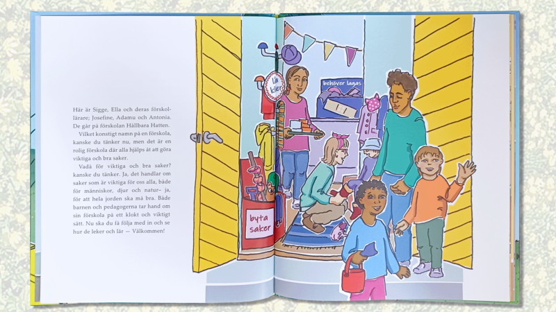 Ett uppslag i barnboken Hållbara Hatten. Barn och personal är på väg att göra sig i ordning och är på väg ut genom en uppslagen dubbeldörr.