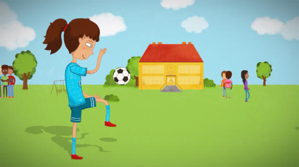 Stillbild från animerad film med en flicka som sparkar fotboll på en skolgård.