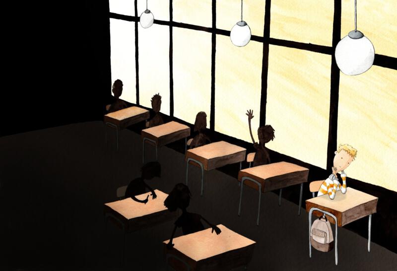 En kille sitter i ett klassrum fullt med barn. Det är mörkt i klassrummet och det är bara killen som syns.