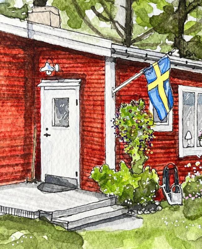 Rött torp med svensk fasadflagga och vita blommor
