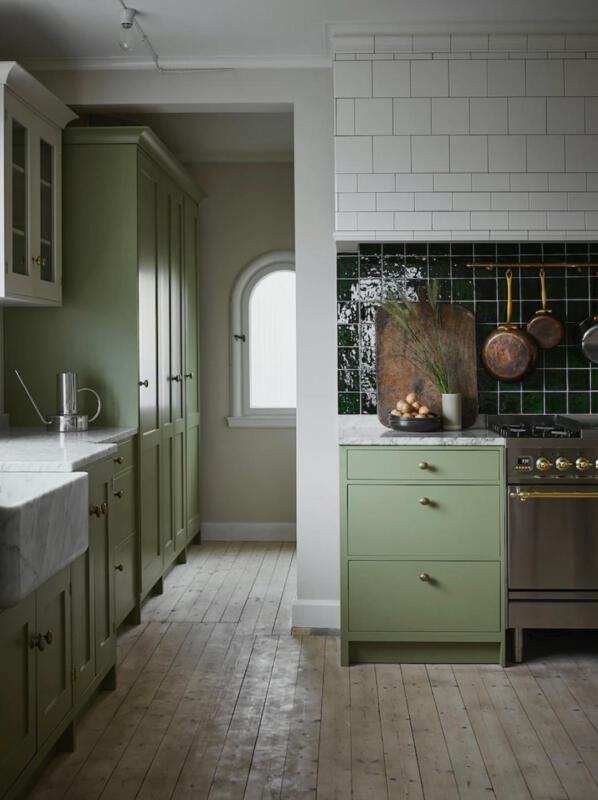 Grönt kök i shakerstil med grå marmorbänk