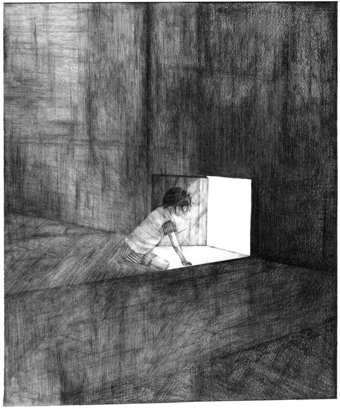 Svartvit detaljerad blyertsteckning föreställande en pojke i ett mörkt rum som öppnar en dörr mot ljuset.