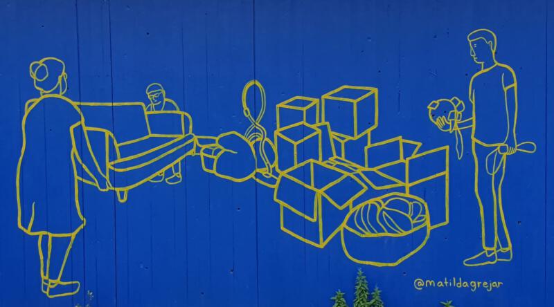 Muralmålning på byggplank vid Operastråket i Göteborg föreställande människor som flyttar 