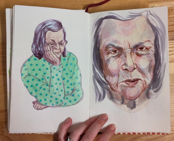 Akvarellmålning med två porträtt av en gammal kvinna med halvlångt grått hår och grönblommig tröja
