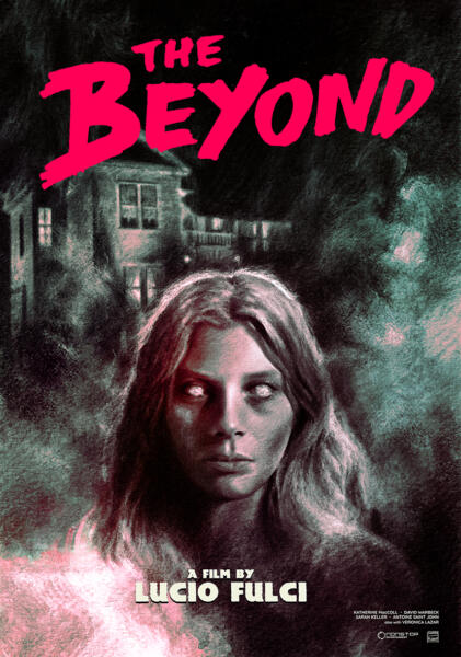 Affisch till skräckfilmen The Beyond av Lucio Fulci. En blind kvinna står framför ett spöklikt hus. Dimma runtomkring. Suggestiv stämning.