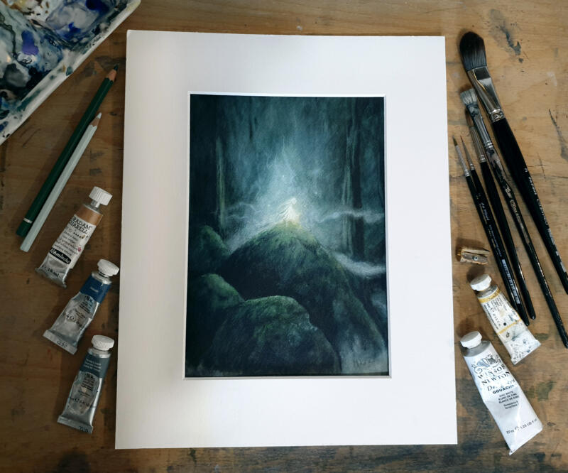 "Dimälva". Illustration i akvarell av en liten älva i dimman, idé till en ungdomsbok om folktro. Mörk skog, mossklädda stenar, väsen. Akvarellfärger och penslar, ateljé, ritbord. 