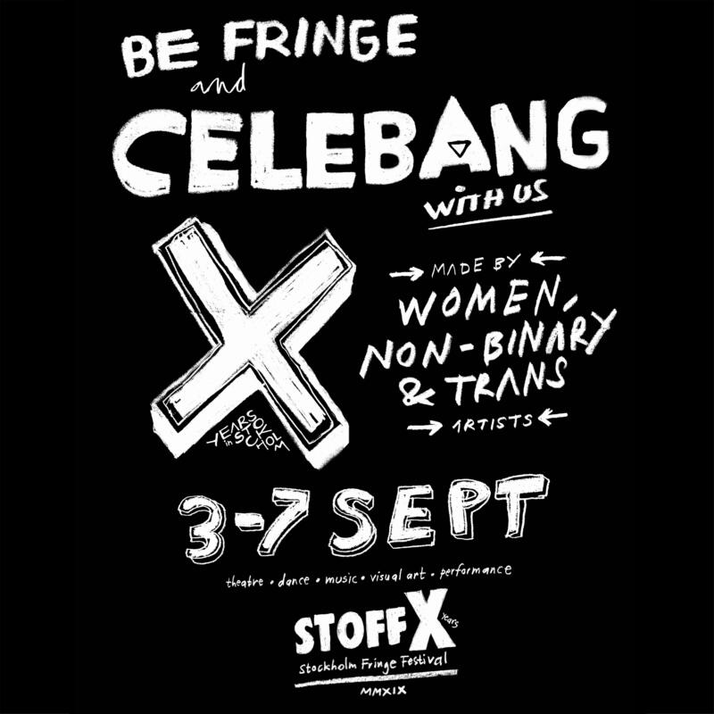 Text på baksidan på tröjan. Det står Be fringe and celebang. Stoff X (Stockholm Fringe festival 2019).