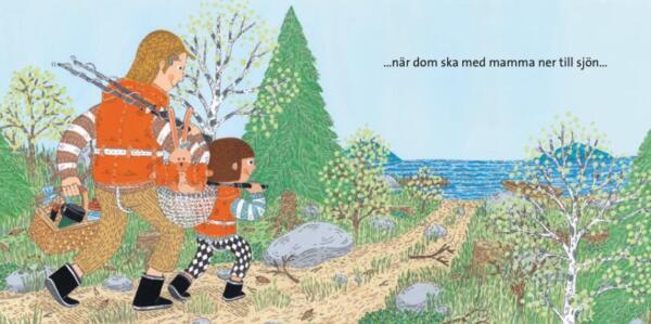Bild ur barnbok, ett helt uppslag, en mamma och ett barn går på en stig ner till en sjö, det är sommar, utmed stigen finns träd, stenar och gräs, mamman och barnet bär på en fikakorg, en häv och metspön, en Kanin har simpuffar på sig och sitter i håven, dom är glada