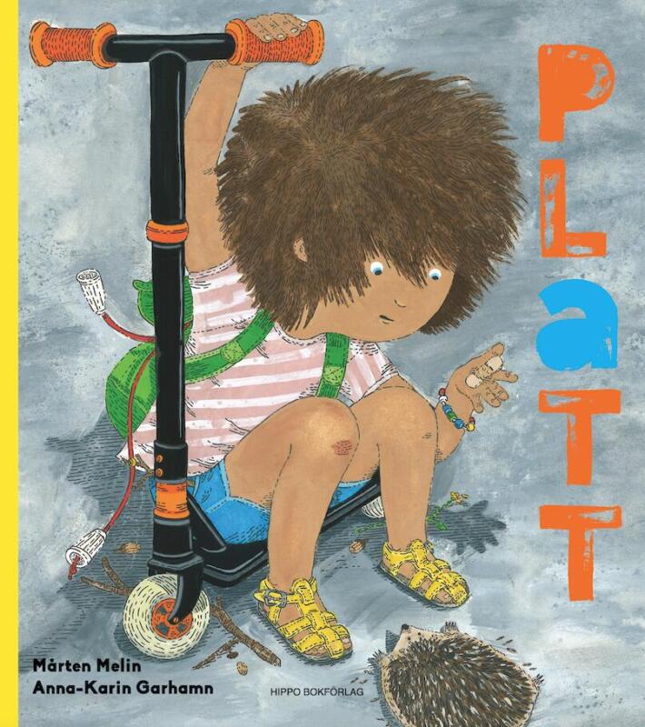 Omslagsbild till barnbok, målad i gouache, färgstänk, ett barn sitter på en kickbike med ett plåster i sin hand och pratar med en död igelkott. Barnet har stort yvigt brunt hår