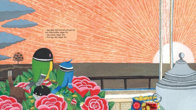 Ett helt uppslag ur en bilderbok. En talgoxe och en blåmes sitter bland röda blommor på en balkong och tittar på solnedgången. En entita och gråsparv skyns även i bild. Det skymtar gråa moln i vänstra hörnet. Färgerna är varma. 