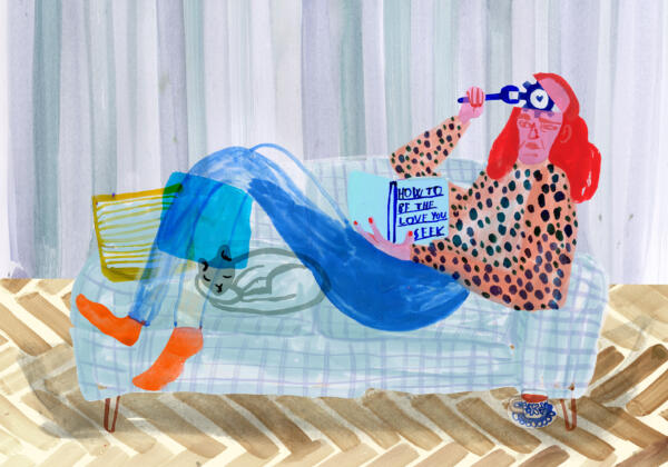 En kvinna som läser boken How to be the love you seek av dr Nicole LePera liggandes på sin soffa och använder ett verktyg för att meka i sin hjärna. En katt och en kopp te nära till hands.