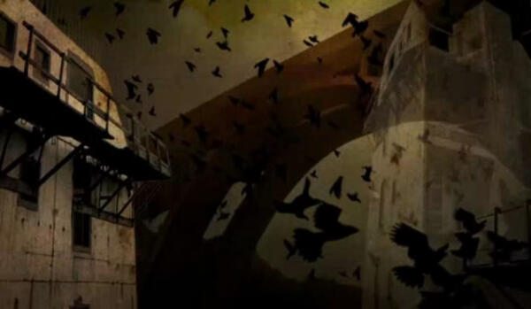 Svarta fåglar flyger i skymningsdis framför en hög bro mellan två byggnader.