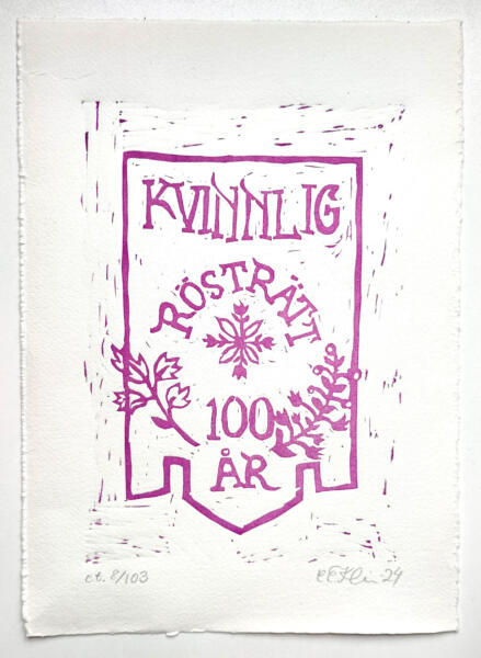 Linoleumtryck föreställande en parafras på Göteborgs FKPR:s fana för kvinnlig rösträtt som användes i gatudemonstrationen på Järntorget 1918 och nu finns på Göteborgs stadsmuseum. Motivet är texten "Kvinnlig rösträtt 100 år" i lila bokstäver utskurna för hand, på formen av en fana, med traditionella dekorativa blommor i allmoge-stil. Det grafiska bladet är signerat "et. 8/103 C.E.Klein -24" och tryckt på Krogen Amerika i Linköping, grafikcentrum i Östergötland.
