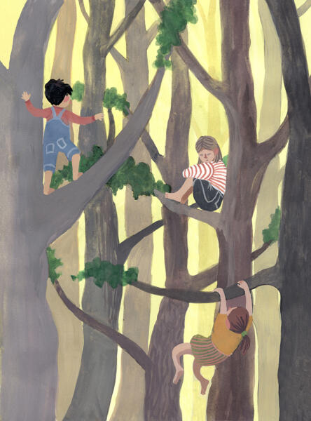 Bilden visar tre barn som klättrar i höga träd i skogen.  De sitter, svingar sig och står på grenar och verkar befinna sig högt ovan marken.