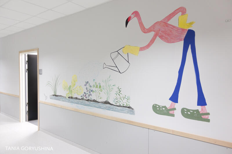 flamingo, flamingomålning, trägård,   crocs, blåbyxor, väggdecor,mural, interiör, fågelmålning