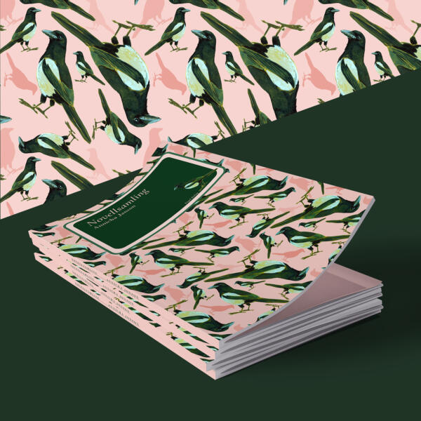Mockup bild på en boktrave, omslaget har ett mönster av flera fåglar. Färgerna i mönstret är grönt och rosa.