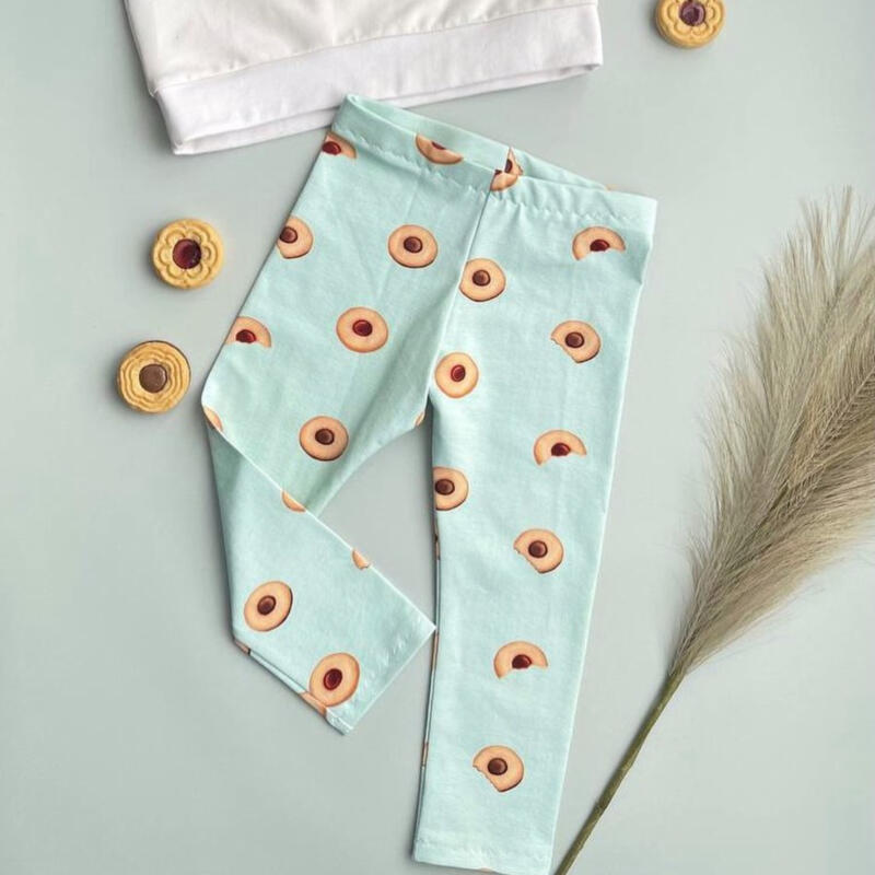 Leggings with Swedish cookie fabric, mint background, from Doris Textil. 