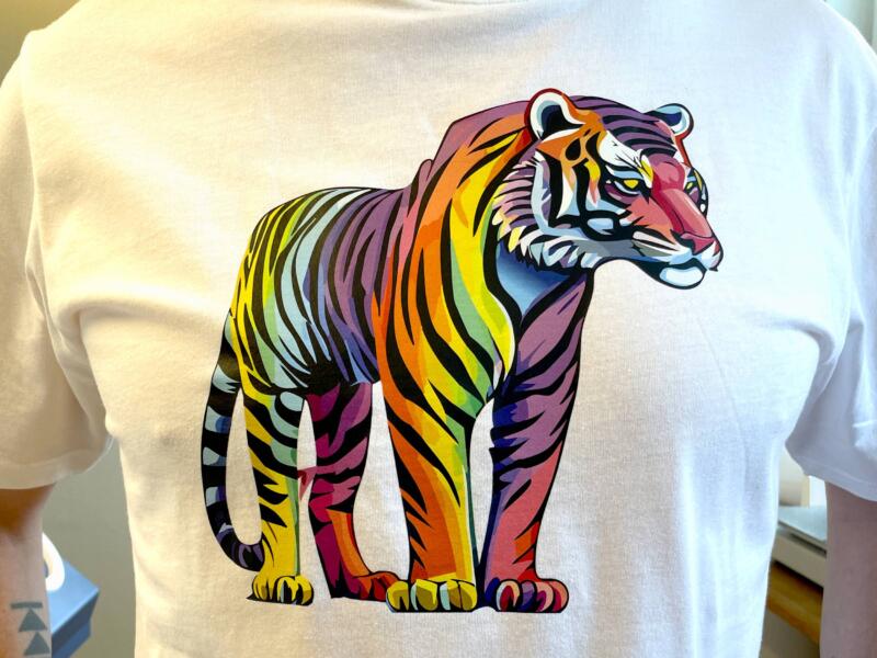 Vit t-shirt med tryckt motiv av en tiger