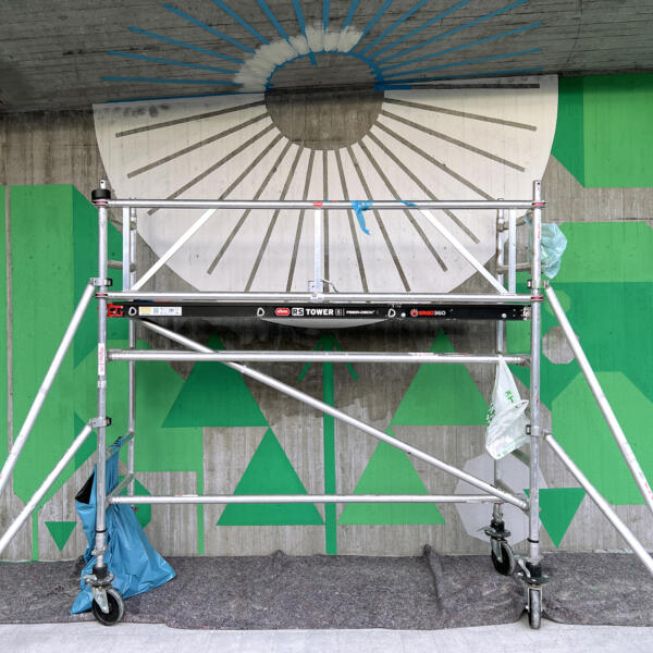 Muralmålning i Solna med byggställning framför.