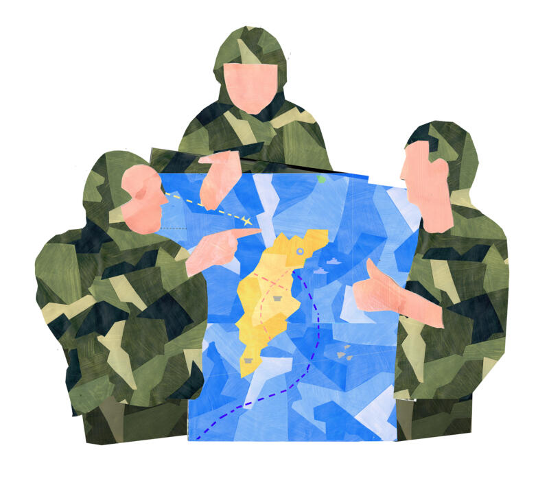 Illustration av tre soldater i kamouflageuniformer som samlas runt en stor karta. Kartan, som visar Gotland och dess omgivningar, markerar strategiska punkter med streckade och prickade linjer. Soldaterna verkar diskutera eller planera militära rörelser, vilket reflekterar en ökad militär närvaro på ön.