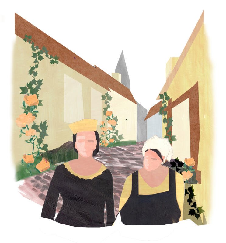 En illustration av en kullerstensgränd i Visby, omgiven av gulputsade medeltida hus täckta med blommande rosor. I förgrunden står två personer klädda i medeltida kläder – den ena med en gul huvudbonad och den andra med en vit sjalett.