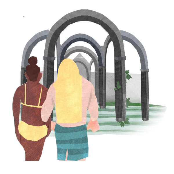 Två personer i badkläder, sedda bakifrån, står framför ruinerna av en medeltida byggnad med valvbågar. Den ena personen har mörkt hår uppsatt i en knut, och den andra har långt, blont hår. Scenen skapar en kontrast mellan nutidens strandliv och det historiska arvet, där turisterna verkar utforska Visbys medeltida miljöer på ett avslappnat och modernt sätt.