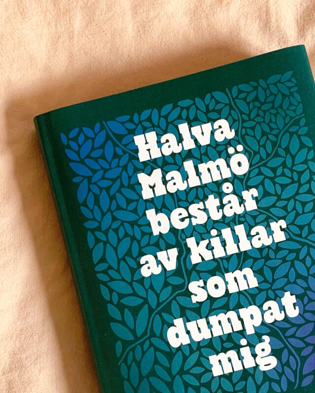 Bokomslag till romanen 'Halva Malmö består av killar som dumpat mig' av Amanda Romare, föreställande färgglatt upplyst lövverk på Sorgenfrivägen.