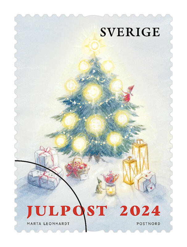 Illustration och grafisk design till PostNords julfrimärken 2024 "En sagolik jul". Målade i akvarell. Svensk natur, snölandskap med julgran, tomtenissar, paket, kuvert och lyktor. Frimärke.