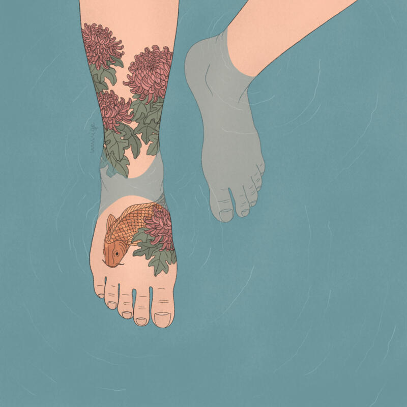 Illustration med retro textur där vi uppifrån ser två fötter i vatten. Ena foten har en tatuering av en koi-fisk och blommor.