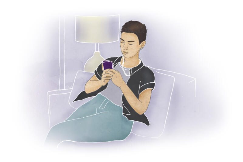 Illustration av Queer person tittande i mobiltelefon sittandes i soffa
